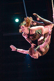 Duo Daring Johnes beherrschen das Trapez wie wenige andere (©Foto:Martin Schmitz)
